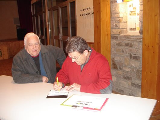 Signature et remise du chèque par Raymond Pouy à Jean-François Laurent coordinateur départemental du téléthon - JPEG - 114.3 ko