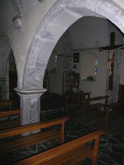 la coquille St Jacques sculptée sur une pierre de pilier à l'intérieur de l'église St Blaise