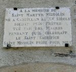 Plaque "à la mémoire de Saint Missolin" apposée sur le tympan de la porte d'entrée de l'Eglise St Blaise - JPEG - 198.8 ko